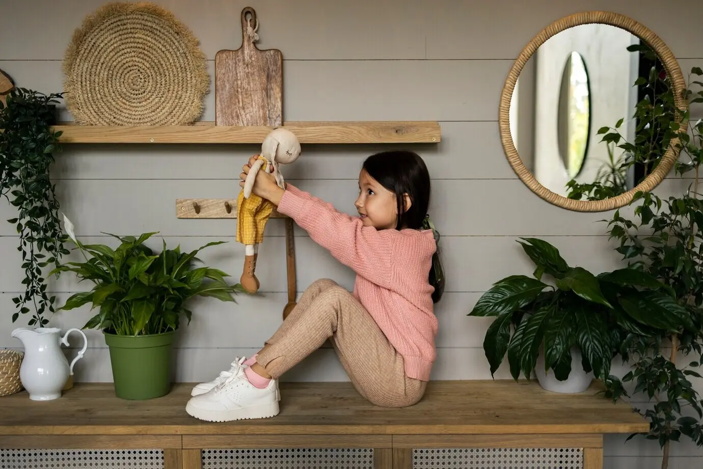 Kind, das in Innenräumen haushaltliche Tätigkeiten verrichtet.