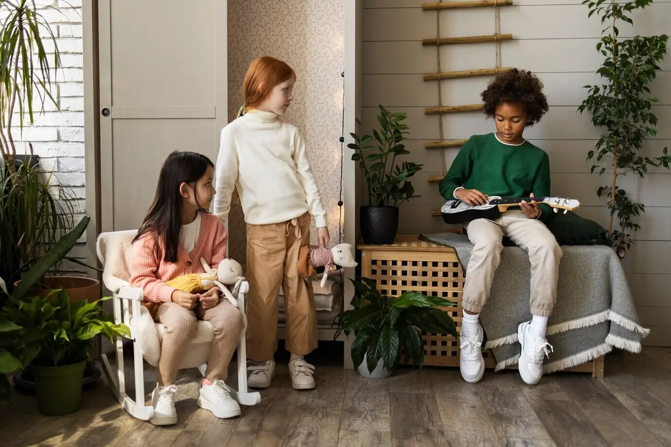 Kinder spielen zusammen zu Hause